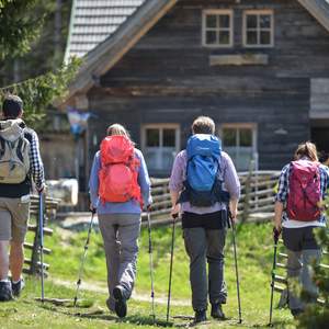 Vor der Wildwiesenhütte (C) TV Joglland-Waldheimat, Kurt Elmleitner Fotografie