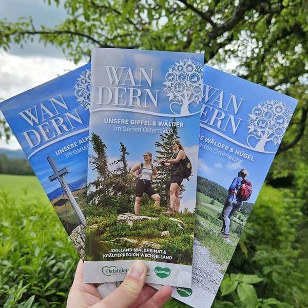 neue Wanderbroschüren (C) Oststeiermark Tourismus, Sarah Schweiger