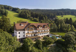 Außenaufnahme Hotel Schwengerer in Mönichwald (C) Hotel Schwengerer