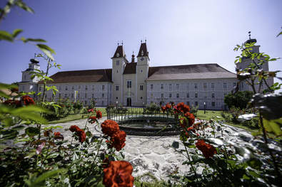 Vorau_Stift_mit_Rosen_Kurt_Elmleitner