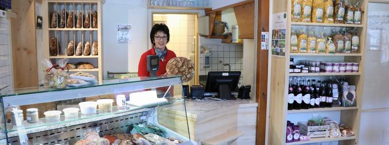 Bauernladen Vorau mit Gabi Schöngrundner (C) Tourismusinfo Vorau